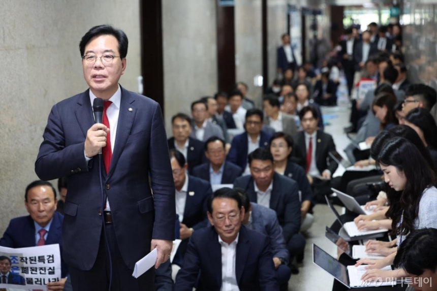 [서울=뉴시스] 김명년 기자 = 내란 특검이 국민의힘 원내대표실에 대한 압수수색을 시도한 3일 오후 서울 여의도 국회 국민의힘 원내대표실 앞에서 무기한 농성중인 송언석 원내대표가 입장을 밝히고 있다. 2025.09.