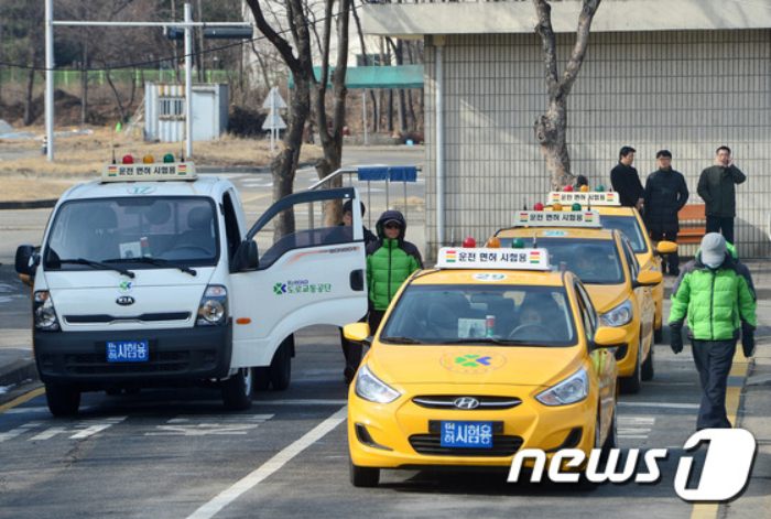 경기도교육청이 올해 고3 학생들의 자격증 취득에 필요한 경비를 지원하는 사업을 시행한다. 이를 두고 현장에서는 '혈세 낭비'라는 지적이 빗발치고 있다.  /사진=뉴스1