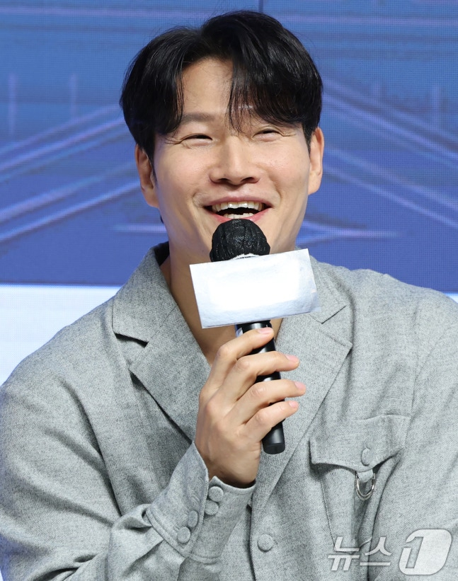 <b>김종국</b>, 신부 끝까지 숨겼다…사회 유재석만 공개된 '철통<b>보안</b> <b>결혼식</b>'