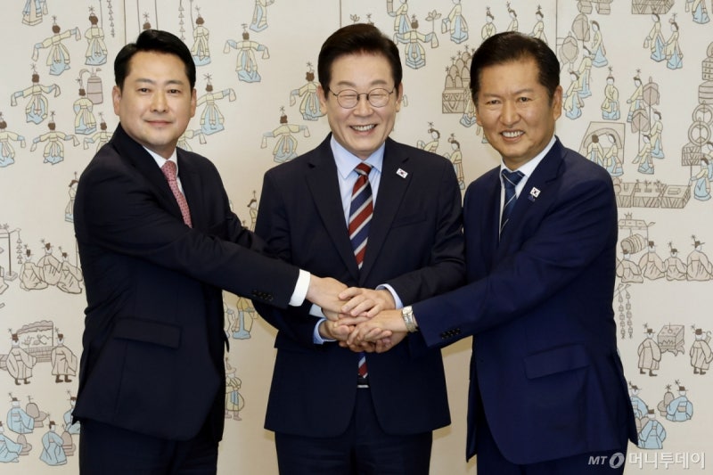 결국 국민의힘과 악수한 정청래…민생<b>협치</b>·내란종식 '투트랙 전략'