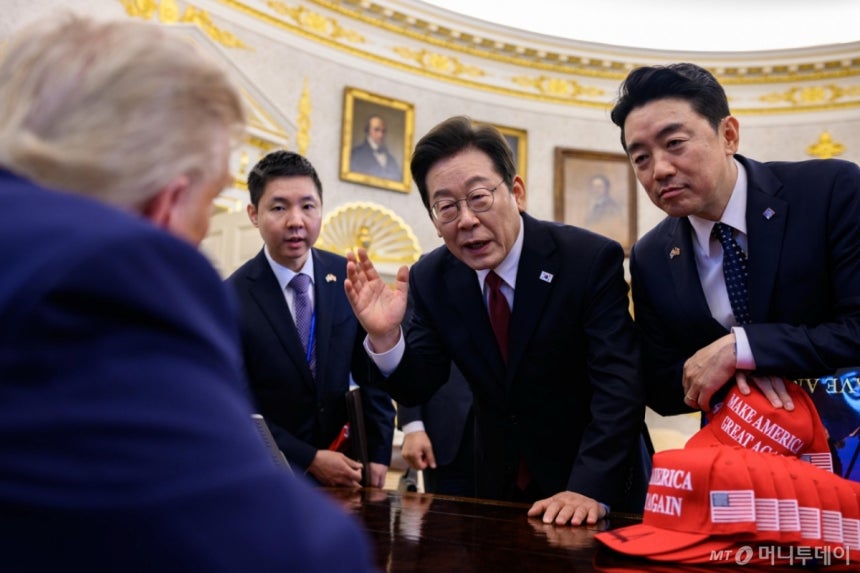 [서울=뉴시스]  도널드 트럼프 대통령이 지난 8월 25일(현지 시간) 백악관에서 이재명 대통령과 논의하고 있다. 오른쪽은 강훈식 비서실장. (사진=백악관 제공) 2025.09.02. photo@newsis.com