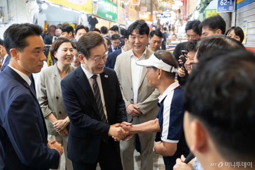 (서울=뉴스1) 허경 기자 = 이재명 대통령이 5일 인천 미추홀구 용현시장을 방문해 시민들과 인사하고 있다. (이대통령실 제공. 재판매 및 DB 금지)?2025.9.5/뉴스1  Copyright (C) 뉴스1. Al