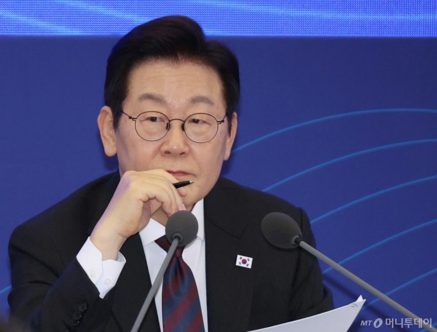 [서울=뉴시스] 고범준 기자 = 이재명 대통령이 10일 서울 마포구 프론트원에서 열린 국민성장펀드 보고대회에서 신동식 한국해사기술 회장 발언을 듣고 있다. (대통령실통신사진기자단) 2025.09.10. bjko@ne