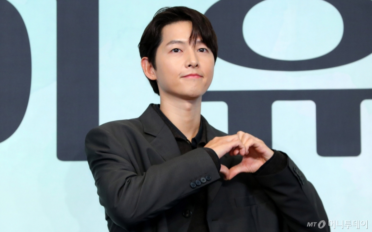 <b>송중기</b> "학창 <b>시절</b>, 재미없는 모범생…<b>대학</b> 가자마자 삐뚤어져"