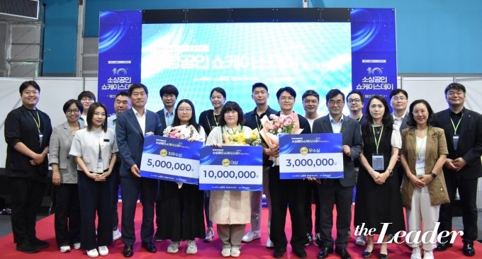 ▲11일 SETEC 제2전시실에서 '제10회 소상공인 쇼케이스데이'가 진행됐다. 결선 참여 기업 및 심사위원들이 단체사진을 촬영하고 있다.