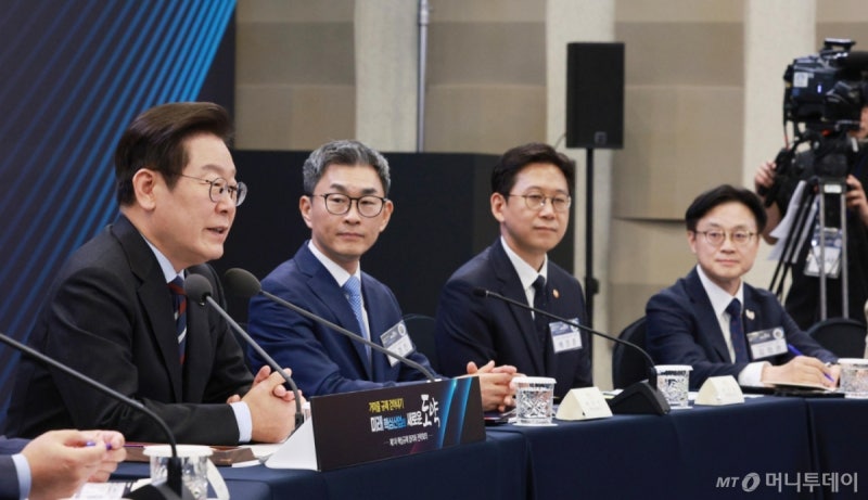 [속보]<b>이재명</b> 대통령 "거미줄 <b>규제</b> 확 걷어내자는 게 이번 정부 목표"