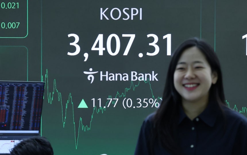 15日午後ソウル中区ハナ銀行ディーリングルーム電光板にコスピ終値が歴代場締め切り基準最高値である 3407.31に表示されている./写真=ニュース1