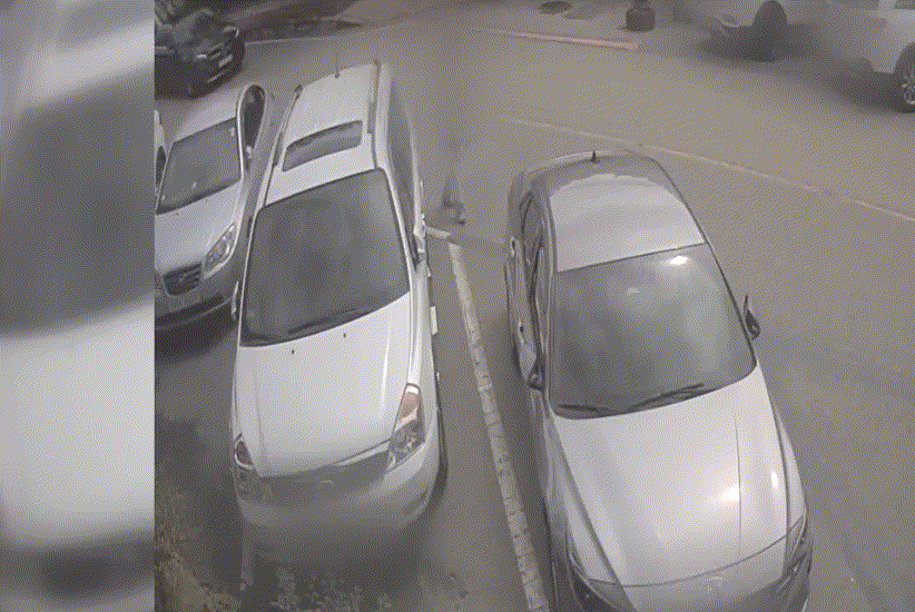 경사로에 주차된 차량이 미끄러져 내려가면서 70대 부부를 덮쳤다./사진=KBS 보도화면 갈무리