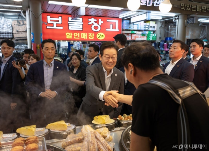 "꼬맹이, 중학생 됐다"…<b>이재명</b> 대통령, <b>성남</b> 전통시장서 상인들과 재회
