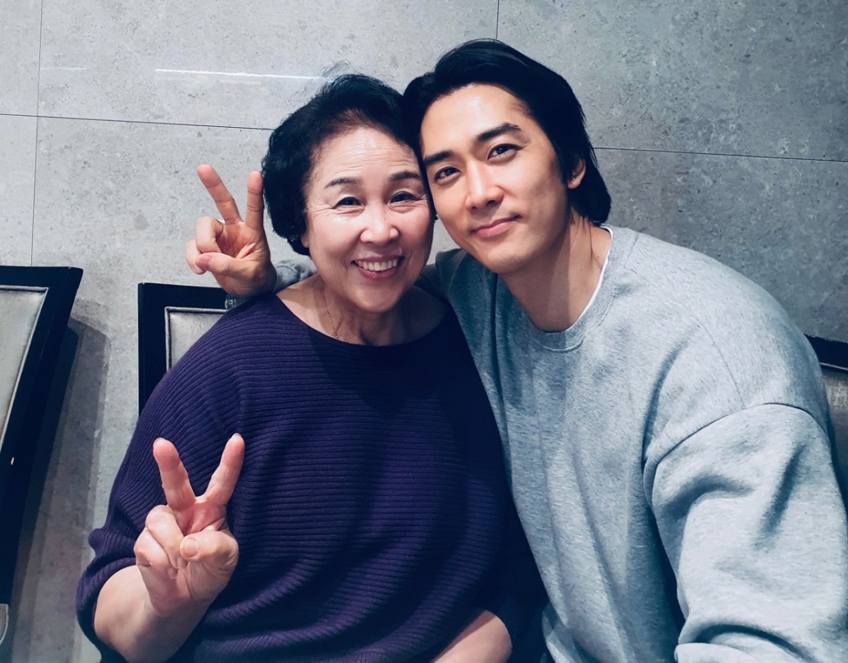 모친 떠나보낸 <b>송승헌</b> "다시 만나면 엄마 품 안기고파" 먹먹 심정