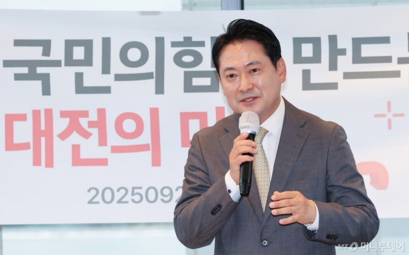 "우리 노래 한 곡씩 했슈~"…<b>장동혁</b>, <b>대전</b> 찾아 대여투쟁·<b>민생</b> '쌍끌이...