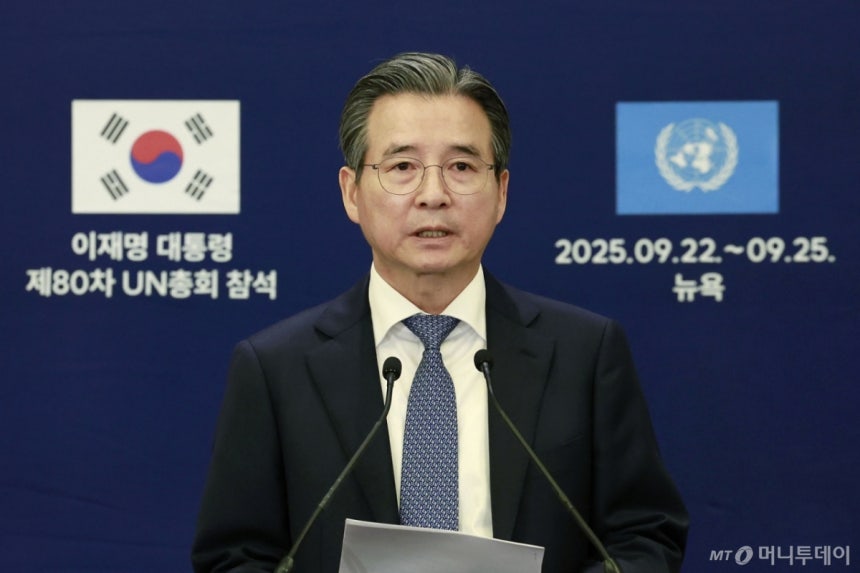 [뉴욕=뉴시스] 최동준 기자 = 김용범 정책실장이 24일(현지 시간) 미국 뉴욕의 한 호텔 한국 프레스센터에서 이재명 대통령의 스콧 베센트 미국 재무장관 면담 관련 브리핑을 하고 
