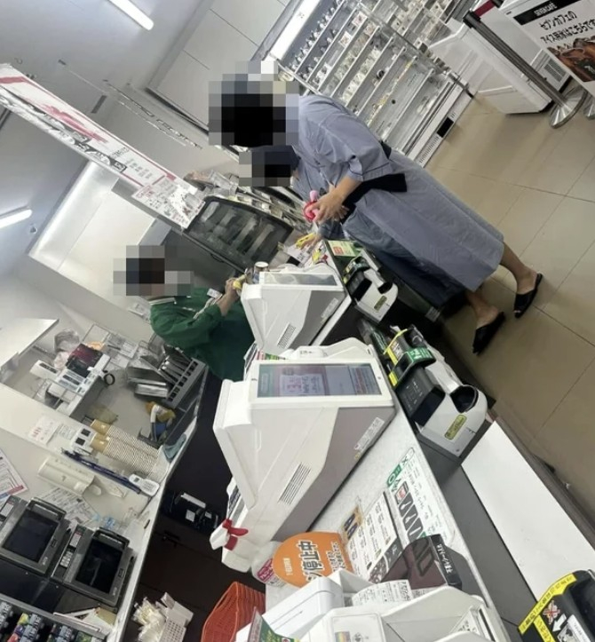 日本大阪都心でホテル家運とスリッパ身なりで歩き回る韓国人カップルの姿がオンラインコミュニティで拡散して話題だ. /写真=オンラインコミュニティ財宝させていただき