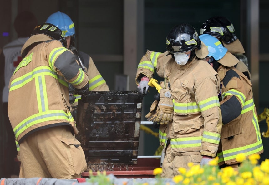 (대전=뉴스1) 김진환 기자 = 27일 오후 대전 유성구 국가정보자원관리원 화재현장에서 소방당국 관계자들이 소실된 리튬이온배터리에 대한 반출 작업을 하고 있다.   전산 자원을 통합 관리하는 행정안전부 산하 국가정보