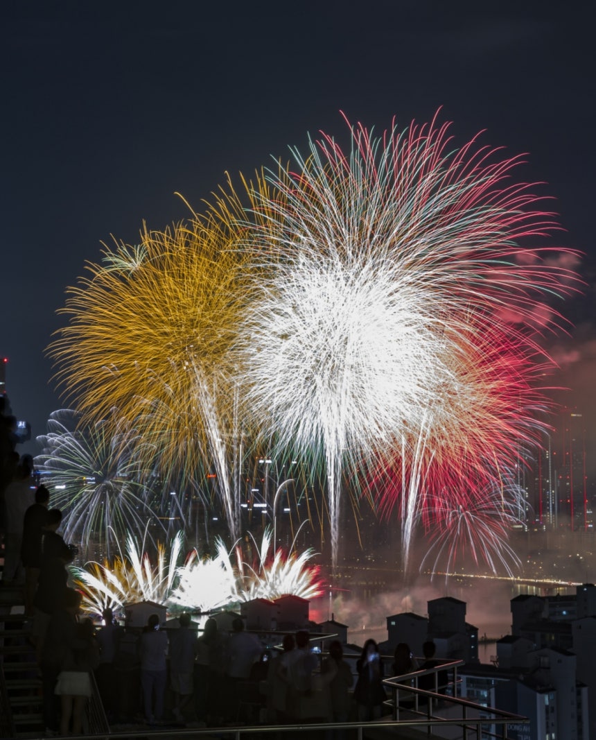 27일 오후 서울 여의도 한강공원 일원에서 2025 서울세계불꽃축제가 열리고 있다. /사진=뉴시스