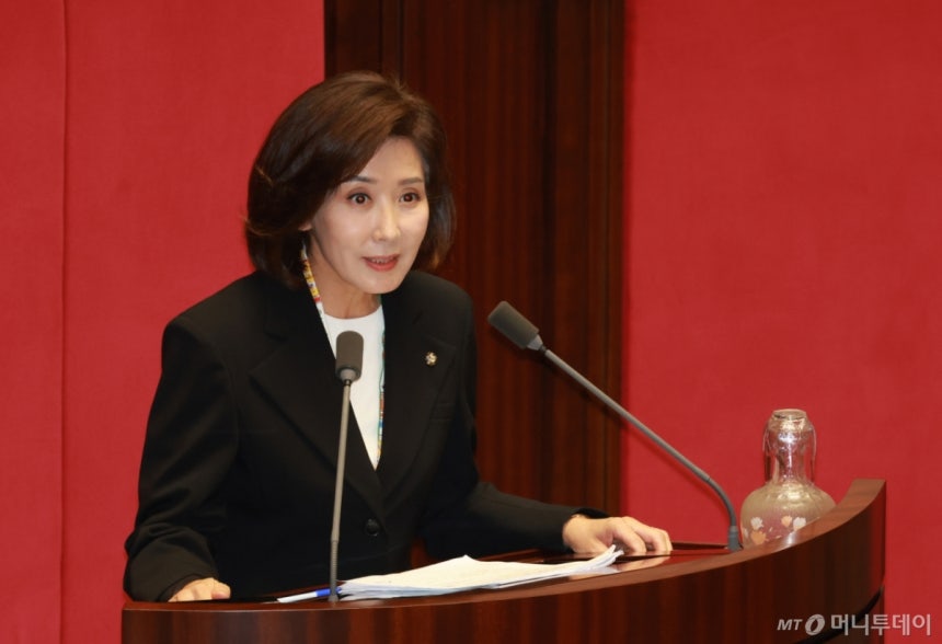 [서울=뉴시스] 고승민 기자 = 나경원 국민의힘 의원이 18일 서울 여의도 국회에서 열린 제429회국회(정기회) 제8차 본회의 '교육·사회·문화에 관한 질문'에서 질의하고 있다. 