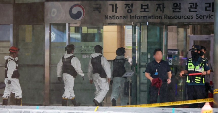 28일 오전 대전경찰청·소방·국립과학수사연구원 등 합동감식반 관계자들이 대전 유성구 국가정보자원관리원(국정자원) 화재현장으로 향하고 있다./사진제공=뉴스1