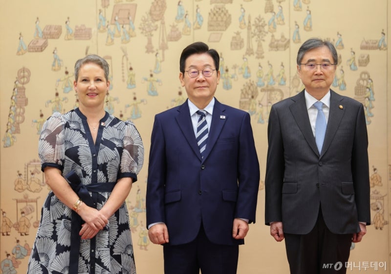 이재명 대통령, <b>주한대사</b> 7명 <b>신임장 제정</b>…<b>대사</b>들 "자국 방문 요청"