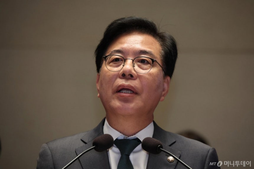 [서울=뉴시스] 김금보 기자 = 송언석 국민의힘 원내대표가 29일 오후 서울 여의도 국회에서 열린 정책 의원총회에서 발언을 하고 있다. 2025.09.29. kgb@newsis.c