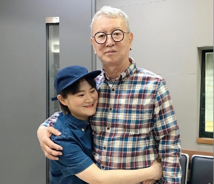 故 <b>전유성</b> 임종 지킨 <b>김신영</b>, DJ 복귀…"간호사들에 감사"