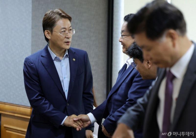 은행권, 석화 지원 자율협약…권대영 "감축목표 서둘러야" 압박