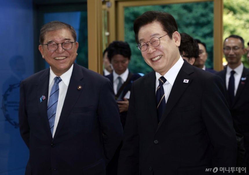 이재명 대통령과 이시바 시게루 일본 총리가 30일 부산 누리마루 APEC 하우스에서 한일 정상회담을 위해 입장하고 있다./사진=뉴시스.