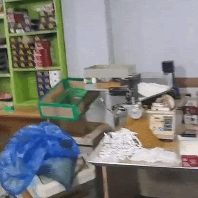 경찰은 같은 달 23일 오후 3시쯤 서울 강서구에 소재한 해당 담뱃가게를 급습해 △담배제조기 등 담배 제조시설을 갖춘 창고 △담뱃잎 약 16㎏ △필터 △완성된 담배 약 200보루 등 500만원 상당의 불법 담배를 확