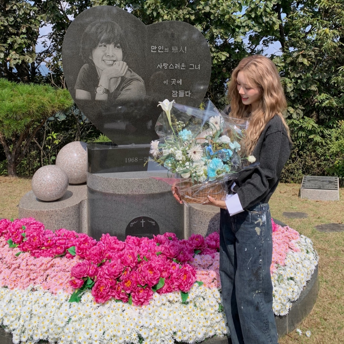 <b>최진실 17주기</b> 앞두고 묘소 찾은 <b>최준희</b> "꽉 찬 사랑 남기고 가"