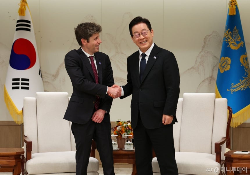 [ソウル=ニューシース] 故犯与えた記者 = リ・ジェミョン大統領が 1日ソウル竜山大統領室庁舍で泉アルトマンオープンAI 代表接見に先立って記念撮影をしている. (大統領室通信社珍奇紫檀) 2025.10.01. <a href='mailto:bjko@newsis.co'>bjko@newsis.co</a>