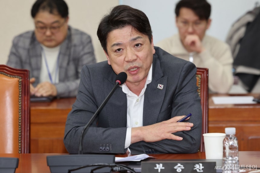 [서울=뉴시스] 권창회 기자 = 부승찬 국방위 더불어민주당 간사가 17일 오후 서울 여의도 국회에서 열린 국방위원회 전체회의에서 여야 합의 없이 현안질의가 진행된 것에 항의하고 있다. 2025.02.17. kch05