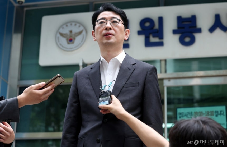 [서울=뉴시스] 추상철 기자 = 주진우 국민의힘 의원이 8일 오전 서울 종로구 서울경찰청 민원실 앞에서 '조국혁신당 당직자(성명불상) 및 최강욱 민주연구원장' 등에 대해 성폭력방지법 위반 등으로 고발한 후 발언을 하