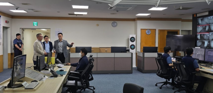 정진완 우리은행장이 6일 서울 중구에 소재한 우리은행 본점 관제실을 방문해 비상근무 인력들을 격려하고, 연휴기간 전산 및 고객응대 시스템의 안정적 운영상황을 점검했다./사진제공=우