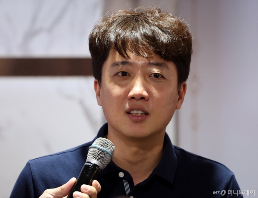 (서울=뉴스1) 황기선 기자 = 이준석 개혁신당 대표가 5일 오후 서울 영등포구의 한 PC방에서 열린 '한가위 기념 민속놀이 대회 스타 정치인' 행사에서 스타크래프트 게임 전 소감