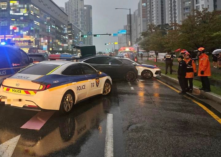 차량을 훔쳐 도주한 20대 남성이 경찰의 실탄 발사 끝에 붙잡혔다. 사진은 검거 현장./사진=경기도소방재난본부 제공