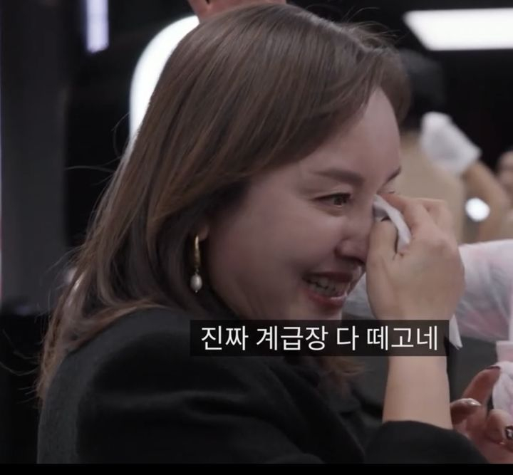 '고 <b>조민기 아내</b>' <b>김선진</b>, 7년만에 '눈물 근황'..."샵 운영하며 지내"