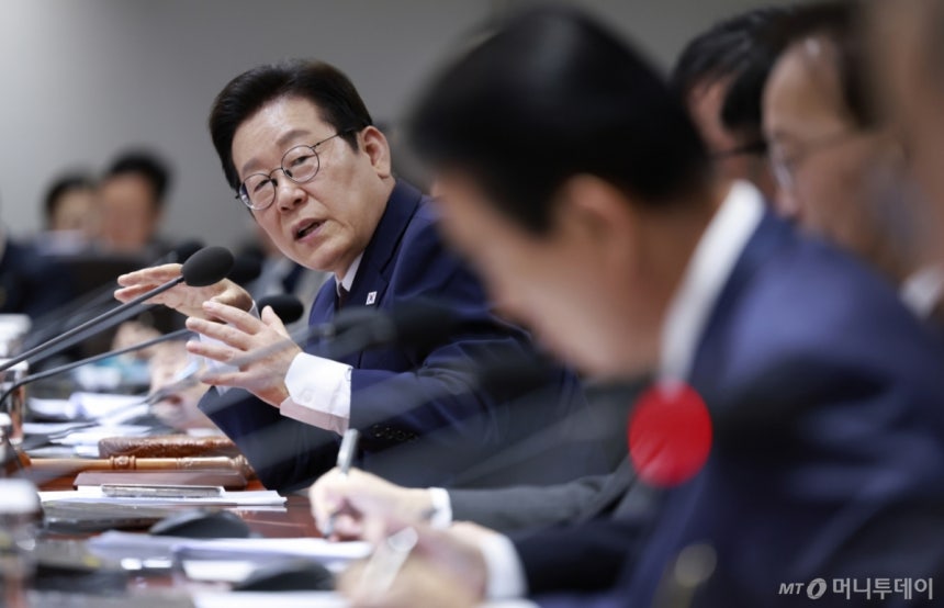 [서울=뉴시스] 최동준 기자 = 이재명 대통령이 14일 서울 용산 대통령실 청사에서 열린 국무회의에서 발언하고 있다. 2025.10.14. photocdj@newsis.com /사진=최동준