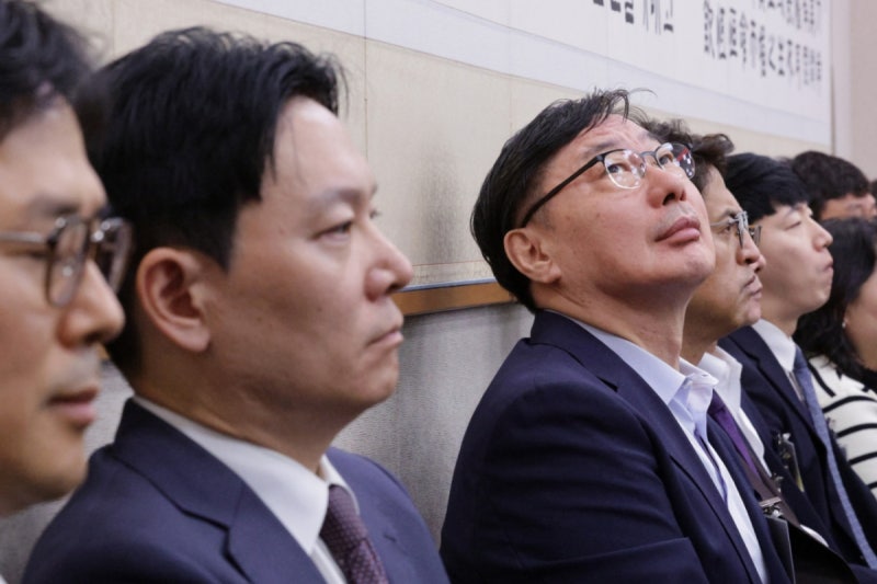 '<b>이화영</b> 변호인 교체' <b>진실공방</b>…"<b>김현지</b> 질책" vs "검찰에 협조"