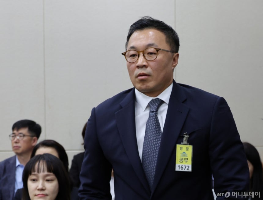 마크 리 애플코리아 사장이 14일 서울 여의도 국회에서 열린 과학기술정보방송통신위원회 국정감사에 증인으로 출석해 인사를 하고 있다./사진=뉴시스