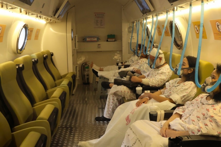 서울 영등포구에 위치한 한림대한강성심병원 고압산소치료센터의 다인용 장비(챔버) 내부에서 화상 환자들이 고압산소치료 장비 내에서 산소호흡기를 착용한 채 고압산소치료를 받고 있다. 이 장비 3대에서 환자 최대 36명을 