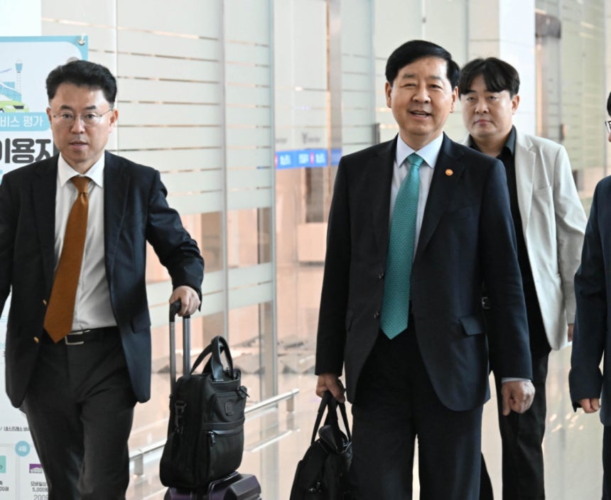 구윤철 부총리 겸 기획재정부 장관이 15일 오전 인천공항에서 '주요20개국(G20) 재무장관회의와 국제통화기금 및 세계은행(IMF/WB) 연차총회' 참석하기 위해 미국으로 출국하고