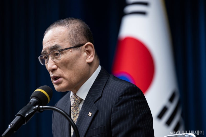 (서울=뉴스1) 이재명 기자 = 위성락 국가안보실장이 17일 서울 용산 대통령실 청사에서 캄보디아 이슈의 구체적 대응현황 관련 브리핑을 하고 있다. 2025.10.17/뉴스1  C