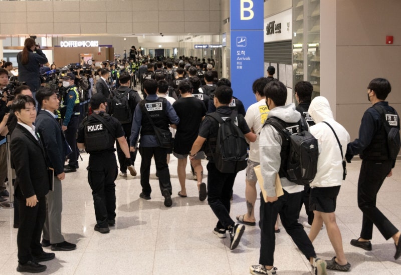 줄줄이 수갑 찬 <b>캄보디아 송환자</b>들…경찰, 오늘밤 <b>구속</b>영장 판단