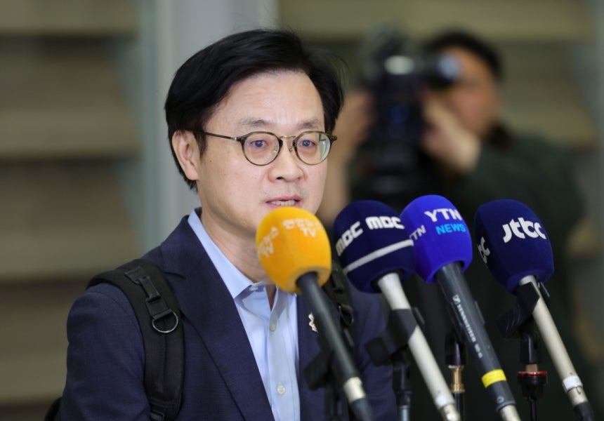 한미 관세협상 후속 논의를 위해 미국 워싱턴 D.C.를 방문했던 김정관 산업통상부 장관이 20일 오후 인천국제공항 제2터미널 입국장으로 귀국해 발언하고 있다. 2025.10.20. yesphoto@newsis.com