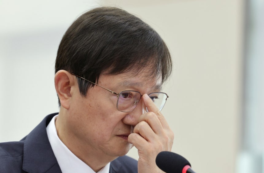 이찬진 금융감독원장이 21일 서울 여의도 국회 정무위원회에서 열린 금융감독원 등에 대한 국정감사에서 안경을 고쳐쓰고 있다. /사진=뉴스1 /사진=(서울=뉴스1) 신웅수 기자