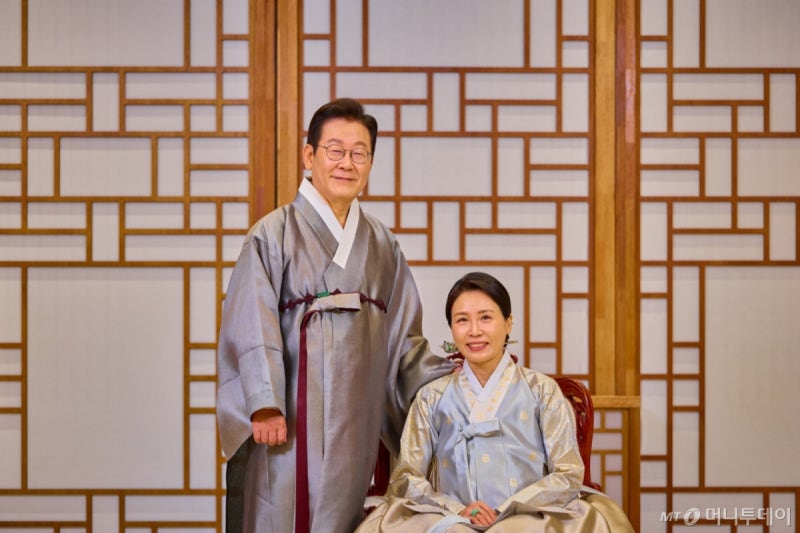 "가족사진 찍어오라고"…<b>김혜경 여사, 한부모가족</b>과 눈시울 붉힌 이유는