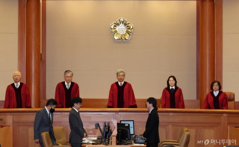 헌재 "인구편차 벗어난 <b>선거구</b> 획정 <b>평등권 침해</b> …헌법불합치"