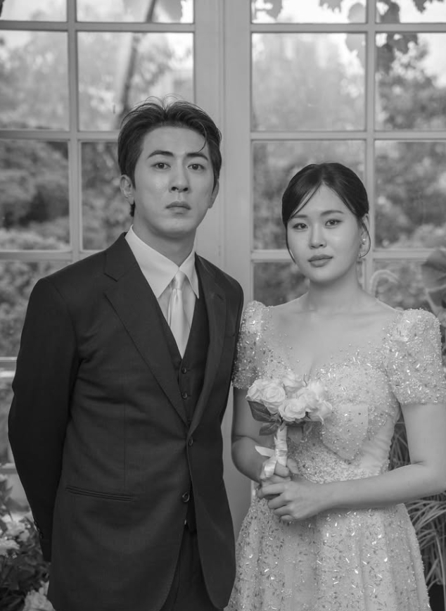 "저희 결혼합니다" <b>김원훈</b>, <b>엄지윤</b> 웨딩 화보 공개…<b>숏박스</b> '장기연애'...