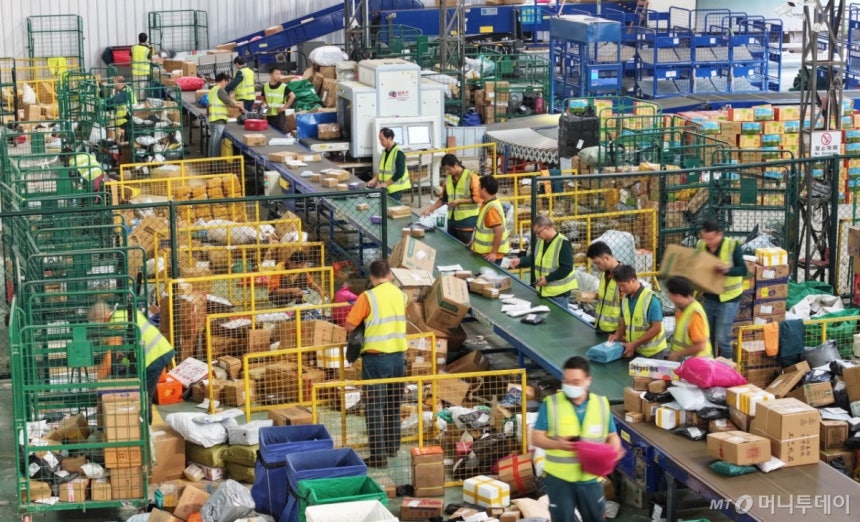 [다오시안=신화/뉴시스] 중국의 '광군제'인 11일(현지시각) 중국 후난성 다오시안에 있는 한 물류 센터에서 직원들이 택배 물품을 분류하고 있다. '광군제'는 11월 11일 열리는 대규모 쇼핑 행사로 '독신'(싱글)