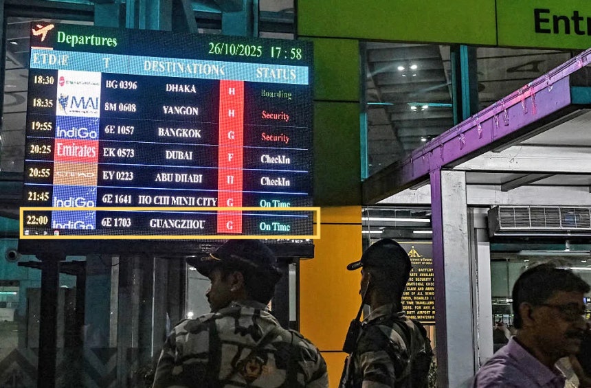 26일(현지시간) 인도 콜카타 국제공항의 비행 정보 게시판. 지난 8월 나렌드라 모디 인도 총리와 시진핑 중국 국가주석이 정상회담에서 한 합의에 따라 인도-중국의 직항 노선은 이날 5년 만에 재개했다. /사진=블룸버
