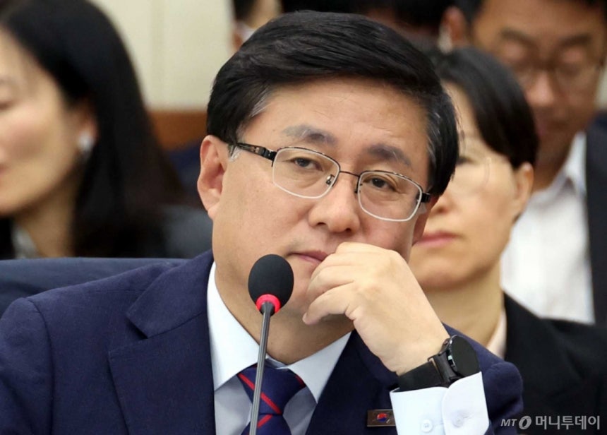 [서울=뉴시스] 조성봉 기자 = 김성환 기후에너지환경부 장관이 29일 오후 서울 여의도 국회 기후에너지환경노동위원회에서 열린 국정감사에서 잠시 생각에 잠겨 있다. 2025.10.2